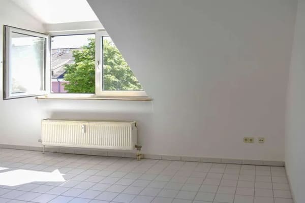 Immobilie in Schwetzingen - Perfekt für Singles oder Pendler, 30 m² DG-Apartment, Platz für Traumküche, TG-Stellplatz, Speicher - Bild 2