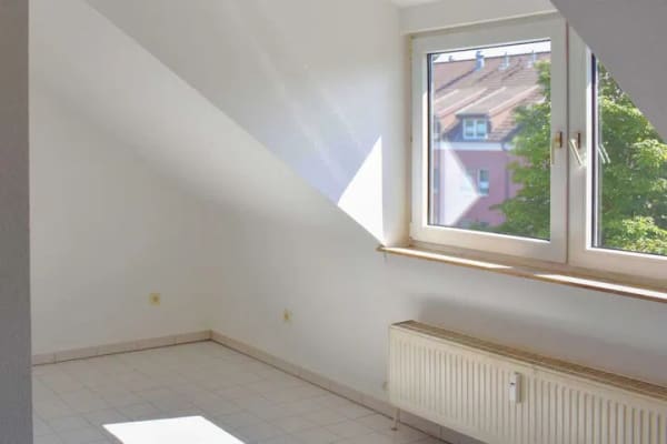 Immobilie in Schwetzingen - Perfekt für Singles oder Pendler, 30 m² DG-Apartment, Platz für Traumküche, TG-Stellplatz, Speicher - Bild 3