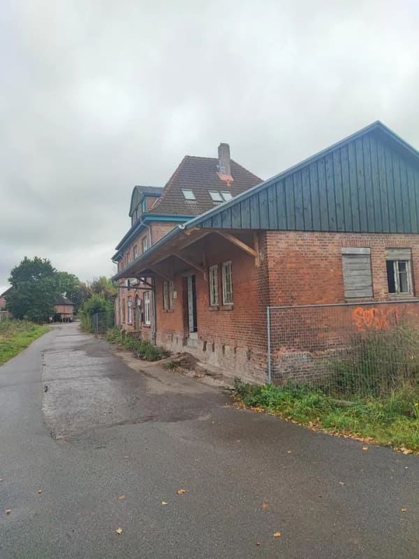 Immobilie in Boostedt - Zauberhafter, denkmalgeschützter Bahnhof von Boostedt: Ein Verkauf mit Geschichte und Potenzial - Bild 0