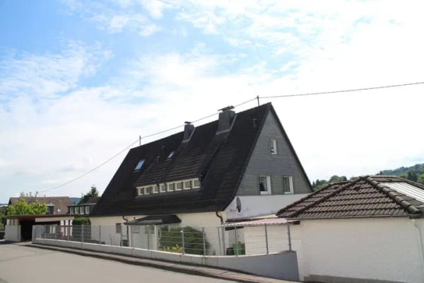 Immobilie in Bergneustadt - Großzügiges Zweifamilienhaus mit Traumgarten und vielseitigen Nutzungsmöglichkeiten - Bild 1
