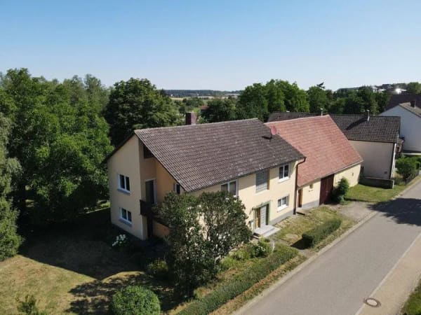 Immobilie in Gnotzheim - ORTSRANDLAGE & PLATZ - Zweifamilienhaus mit Scheune und Garten - Bild 0