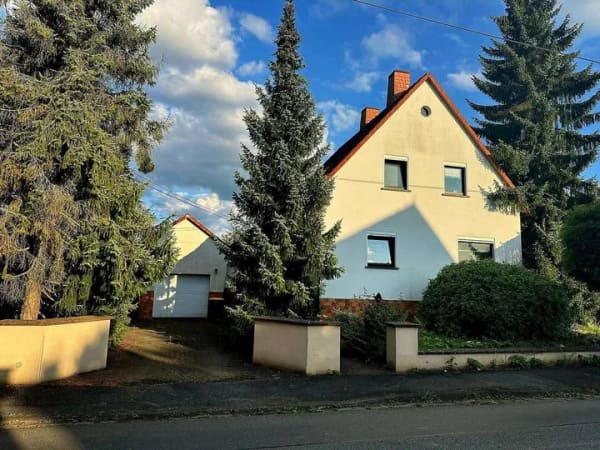 Immobilie in Neustadt bei Coburg - Wohnensemble aus zwei verbundenen Hausteilen - 244 m² Wohnfläche, Wintergarten & Sauna - Bild 0