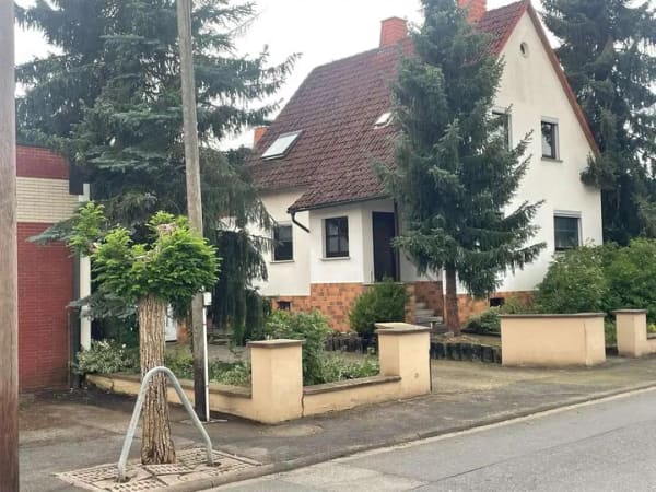 Immobilie in Neustadt bei Coburg - Wohnensemble aus zwei verbundenen Hausteilen - 244 m² Wohnfläche, Wintergarten & Sauna - Bild 1