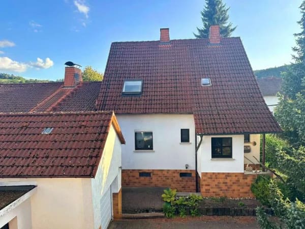 Immobilie in Neustadt bei Coburg - Wohnensemble aus zwei verbundenen Hausteilen - 244 m² Wohnfläche, Wintergarten & Sauna - Bild 2