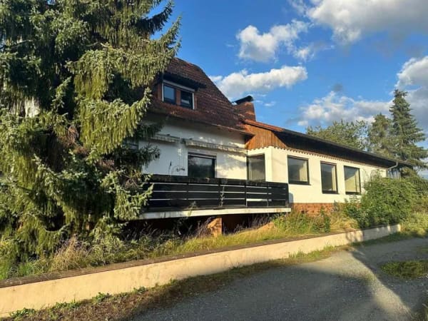 Immobilie in Neustadt bei Coburg - Wohnensemble aus zwei verbundenen Hausteilen - 244 m² Wohnfläche, Wintergarten & Sauna - Bild 3