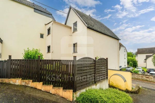Immobilie in Unkel - Charmantes Einfamilienhaus mit Sanierungsbedarf und viel Gestaltungsspielraum! - Bild 1