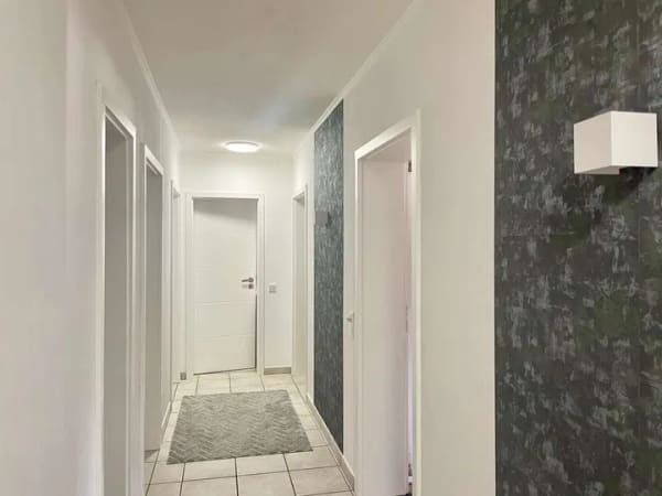 Immobilie in Wiehl - Wohnen oder investieren: Großzügig geschnittene Eigentumswohnung mit Balkon und Stellplätzen! - Bild 2