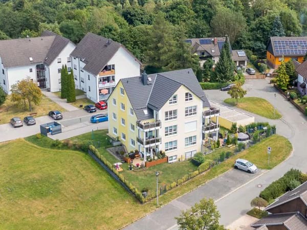 Immobilie in Eibenstock - Modern wohnen im Erzgebirge – hochwertige 3-Raum-Wohnung mit Balkon und Ausblick - Bild 0