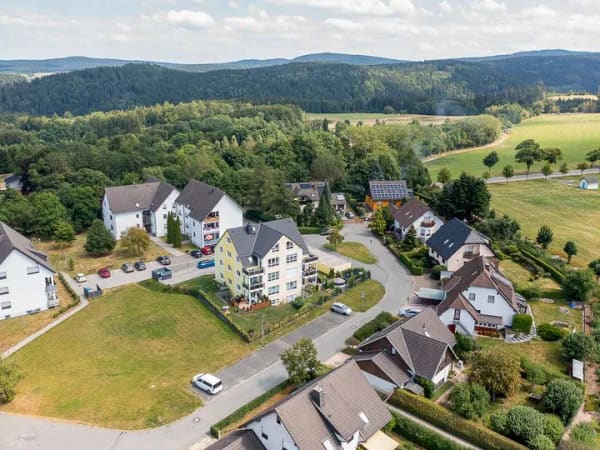Immobilie in Eibenstock - Modern wohnen im Erzgebirge – hochwertige 3-Raum-Wohnung mit Balkon und Ausblick - Bild 1