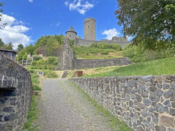 Immobilie in Nürburg - Solides Wohnhaus in direkter Nähe zur Nordschleife am Nürburgring/Eifel - Bild 1