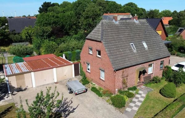 Immobilie in Brake - Viel Potential zum fairen Preis! Einfamilienhaus mit 5 Zimmern, großem Garten und drei Garagen - Bild 0