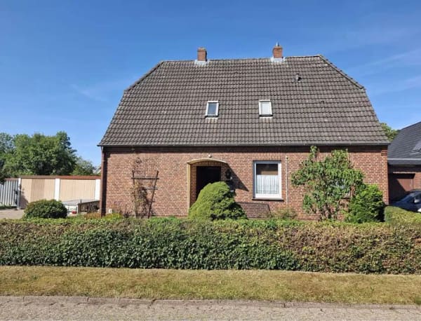 Immobilie in Brake - Viel Potential zum fairen Preis! Einfamilienhaus mit 5 Zimmern, großem Garten und drei Garagen - Bild 1