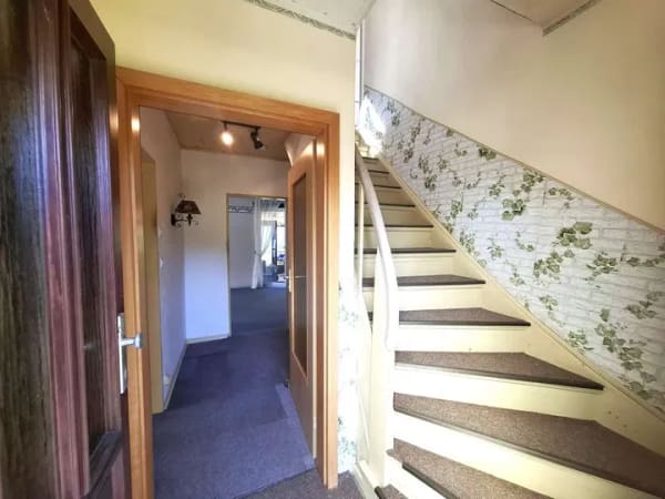 Immobilie in Brake - Viel Potential zum fairen Preis! Einfamilienhaus mit 5 Zimmern, großem Garten und drei Garagen - Bild 2