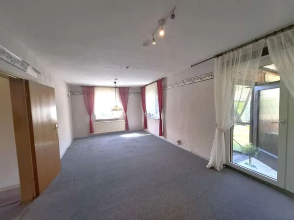 Immobilie in Brake - Viel Potential zum fairen Preis! Einfamilienhaus mit 5 Zimmern, großem Garten und drei Garagen - Bild 3