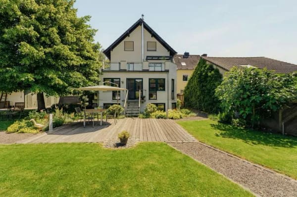Immobilie in Lohmar - Ein Haus für Mehrgenerationen, ein Zuhause fürs Leben: Zweifamilienhaus mit positiver Bauvoranfrage. - Bild 0