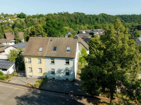 Immobilie in Lohmar - Ein Haus für Mehrgenerationen, ein Zuhause fürs Leben: Zweifamilienhaus mit positiver Bauvoranfrage. - Bild 1