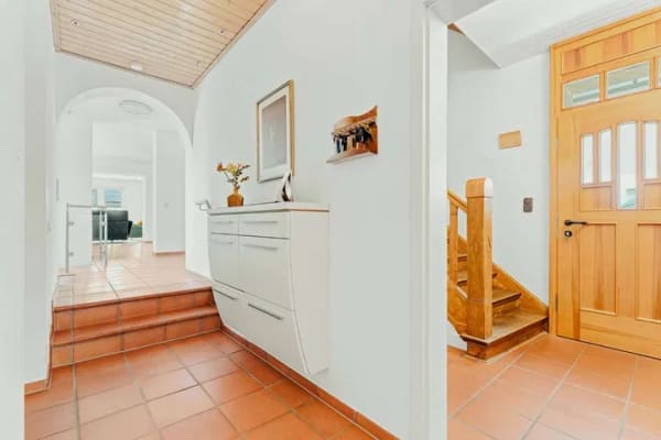 Immobilie in Lohmar - Ein Haus für Mehrgenerationen, ein Zuhause fürs Leben: Zweifamilienhaus mit positiver Bauvoranfrage. - Bild 2