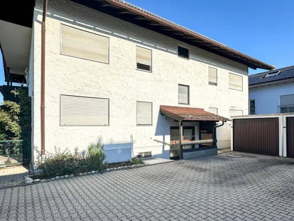 Immobilie in Großkarolinenfeld - Wohnen mit Terrasse - attraktive 3-Zimmer-Erdgeschosswohnung mit Garage - Bild 1