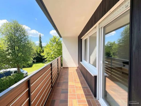Immobilie in Prien am Chiemsee - Zwischen Ortskern & Chiemsee – Wohnung mit viel Potenzial und sonnigem Ostbalkon in zentraler Lage - Bild 0