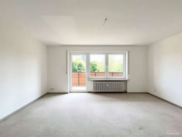 Immobilie in Prien am Chiemsee - Zwischen Ortskern & Chiemsee – Wohnung mit viel Potenzial und sonnigem Ostbalkon in zentraler Lage - Bild 1