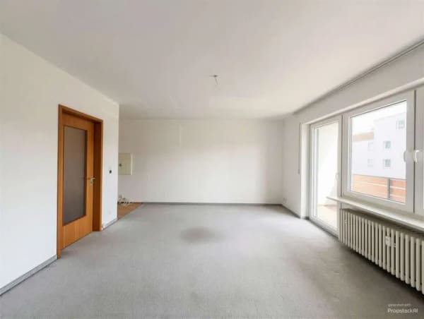 Immobilie in Prien am Chiemsee - Zwischen Ortskern & Chiemsee – Wohnung mit viel Potenzial und sonnigem Ostbalkon in zentraler Lage - Bild 2