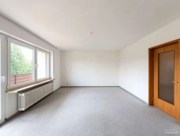 Immobilie in Prien am Chiemsee - Zwischen Ortskern & Chiemsee – Wohnung mit viel Potenzial und sonnigem Ostbalkon in zentraler Lage - Bild 3