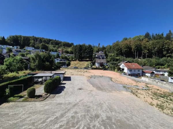 Immobilie in Schmitten - Vielseitiges Wohn- und Geschäftshaus mit großzügigem Hof, Garage und flexiblen Nutzungsmöglichkeiten - Bild 1