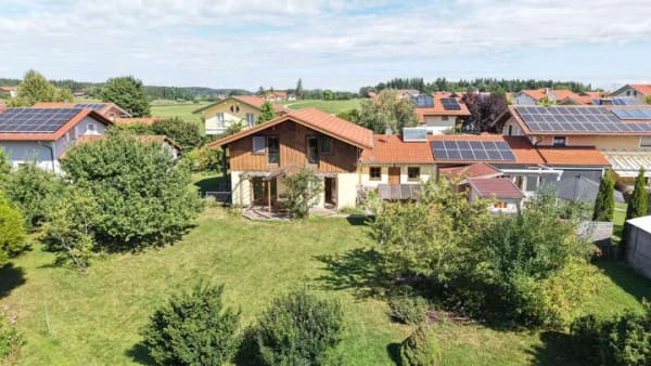 Immobilie in Wonneberg - Familienfreundliches niedrigenergie Einfamilienhaus bei Traunstein mit Erbpachtgrundstück - Bild 0