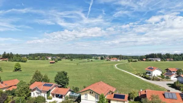 Immobilie in Wonneberg - Familienfreundliches niedrigenergie Einfamilienhaus bei Traunstein mit Erbpachtgrundstück - Bild 2