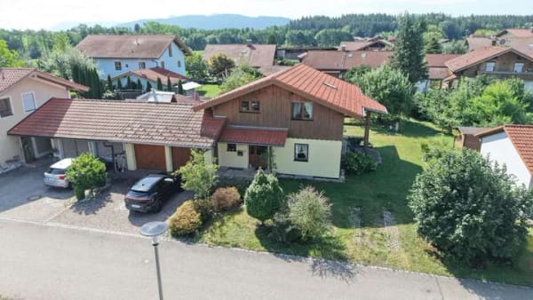 Immobilie in Wonneberg - Familienfreundliches niedrigenergie Einfamilienhaus bei Traunstein mit Erbpachtgrundstück - Bild 3