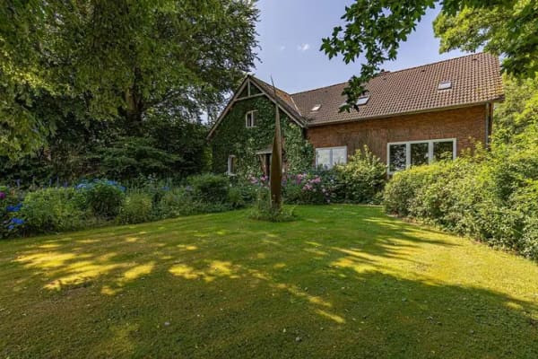 Immobilie in Risum-Lindholm - -Altes Pastorat- Großes Wohnhaus mit Nebengebäuden auf einzigartigem Naturgrundstück in Dorfkernlage - Bild 2
