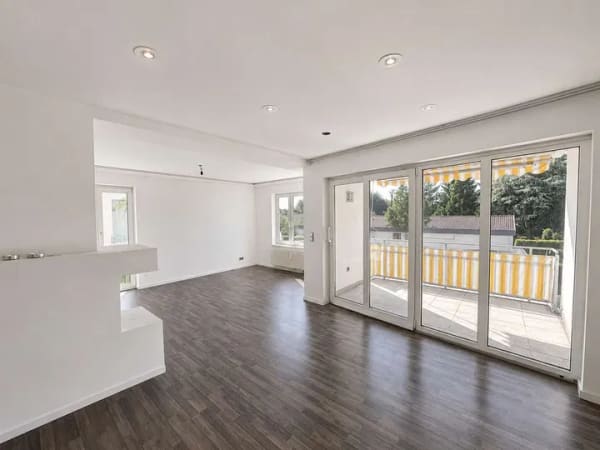 Immobilie in Hilzingen - 4-Zimmer-Wohnung mit Balkon  Keller & Tiefgarage – ruhige Lage in Hilzingen - Bodensee - Bild 2