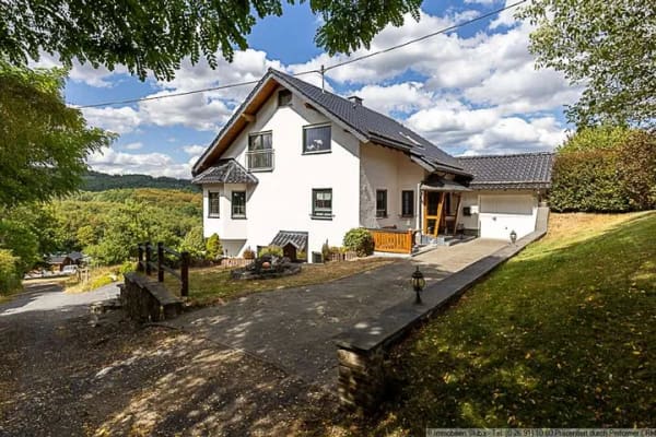 Immobilie in Adenau - Weitblick ins Grüne: Einfamilienhaus aus 2002 mit Einliegerwohnung bei Adenau - Bild 2