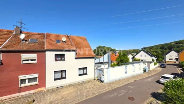 Immobilie in Quierschied - Attraktives Einfamilienhaus mit ELW, Garten und 4 Garagen in ruhiger Lage von Quierschied - Bild 1