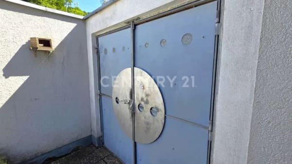 Immobilie in Quierschied - Attraktives Einfamilienhaus mit ELW, Garten und 4 Garagen in ruhiger Lage von Quierschied - Bild 2