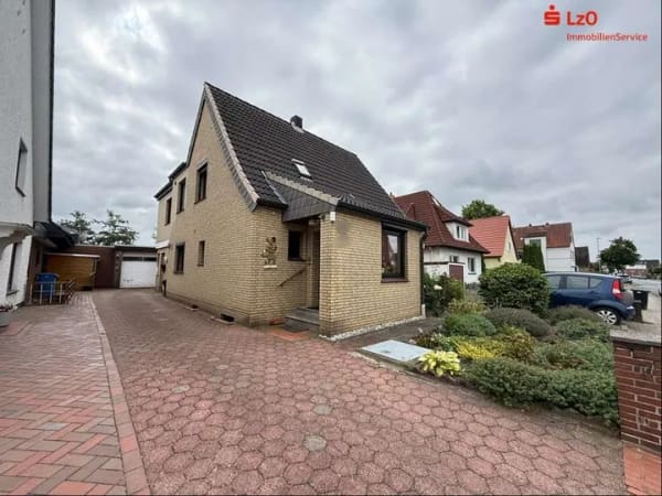 Immobilie in Delmenhorst - Einfamilienhaus mit Einliegerwohnung, großer Garage, Stellplatz und schönem Garten - Bild 0
