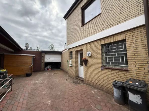 Immobilie in Delmenhorst - Einfamilienhaus mit Einliegerwohnung, großer Garage, Stellplatz und schönem Garten - Bild 1