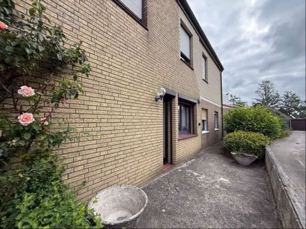 Immobilie in Delmenhorst - Einfamilienhaus mit Einliegerwohnung, großer Garage, Stellplatz und schönem Garten - Bild 2