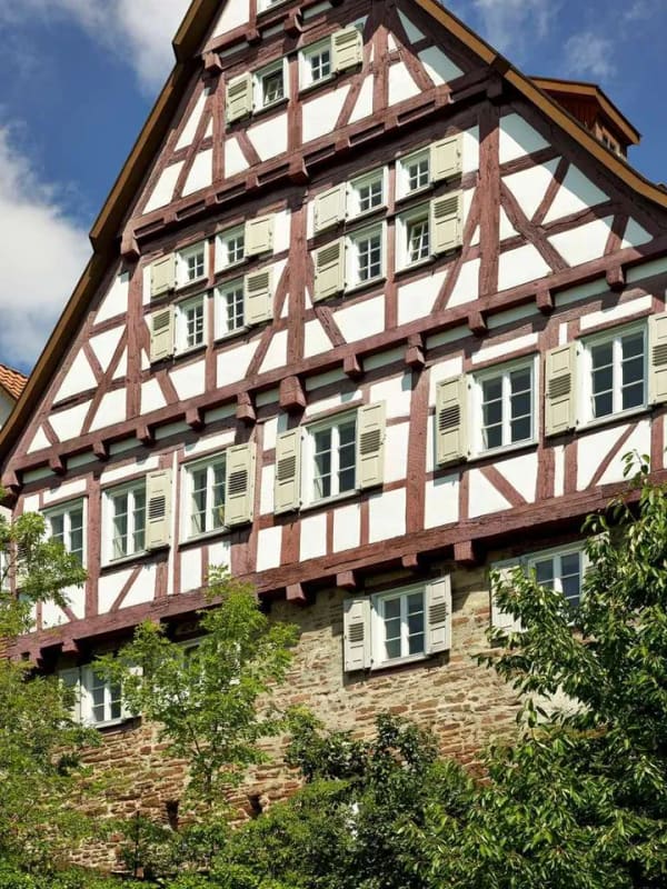 Immobilie in Leonberg - Mitten in der Leonberger Altstadt - 3-Zimmer-Wohnung im denkmalgeschützten Gebäude inkl. Stellplatz - Bild 2