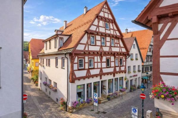 Immobilie in Blaubeuren - Kulturdenkmalgeschütztes Fachwerkhaus mit Wohn- und Gewerbeflächen im Herzen von Blaubeuren - Bild 0