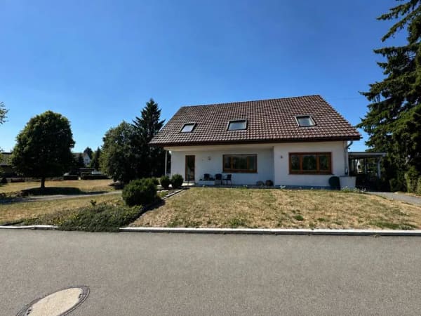 Immobilie in Fluorn-Winzeln - Ein Zuhause mit Möglichkeiten – Zweifamilienhaus auf großzügigem Grundstück direkt am Heimbach! - Bild 1