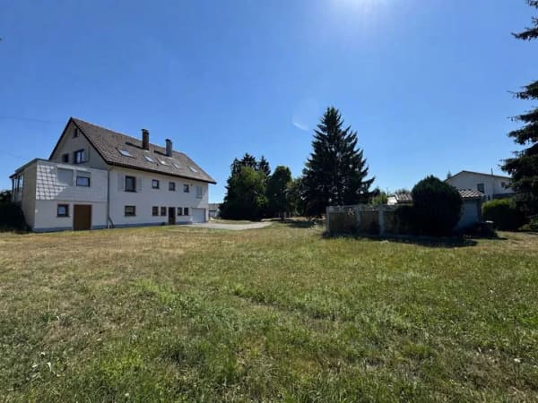 Immobilie in Fluorn-Winzeln - Ein Zuhause mit Möglichkeiten – Zweifamilienhaus auf großzügigem Grundstück direkt am Heimbach! - Bild 2