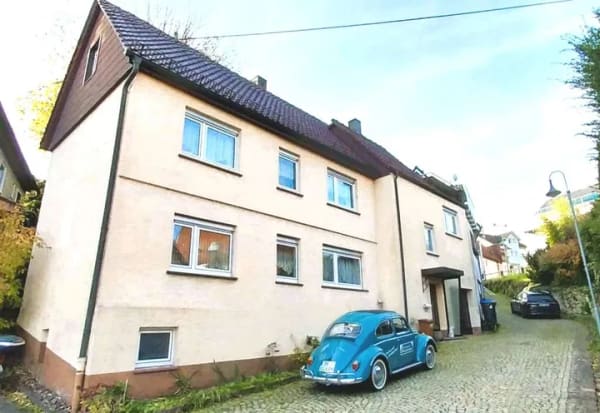 Immobilie in Backnang - Älteres 1-2 Familienhaus mit Dachterrasse und Einzelgarage in BK-Steinbach - Bild 0