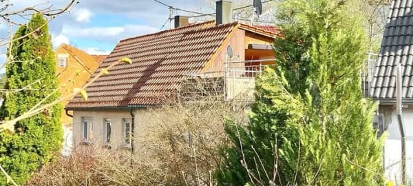 Immobilie in Backnang - Älteres 1-2 Familienhaus mit Dachterrasse und Einzelgarage in BK-Steinbach - Bild 1