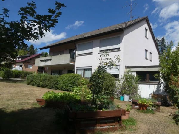 Immobilie in Gammertingen - Familienoase als sonniges Zweifamilienhaus mit großem Garten und Doppelgarage in Gammertingen. - Bild 2