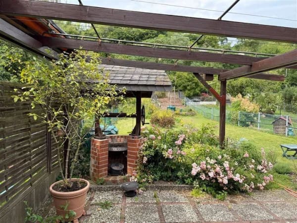Immobilie in Bad Salzdetfurth - Wohn- und Geschäftshaus mit zwei Wohnungen, Nebengebäude und großem Garten. - Bild 2