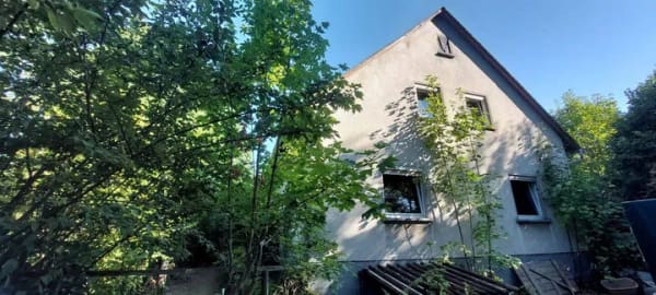 Immobilie in Leuchtenberg - Freistehendes Einfamilienhaus mit großem Grundstück und grün eingewachsen ohne Einsicht von Nachbarn in Döllnitz zu verkaufen. - Bild 0