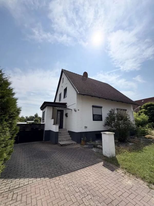 Immobilie in Pattensen - Freistehendes Einfamilienhaus mit weitläufigem Garten und PKW-Stellplätzen! - Bild 0