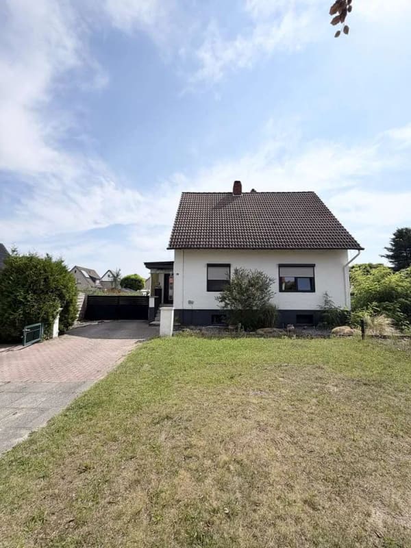 Immobilie in Pattensen - Freistehendes Einfamilienhaus mit weitläufigem Garten und PKW-Stellplätzen! - Bild 1