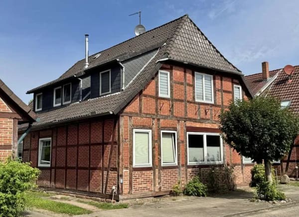 Immobilie in Hodenhagen - Fachwerk mit Charakter 3 Wohnungen 1.343 m² Gartenglück - Bild 0